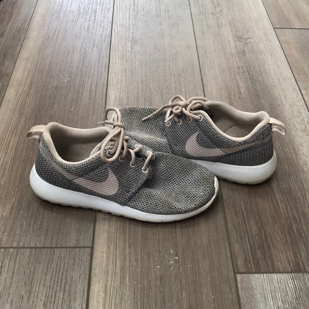 nike roshes!
